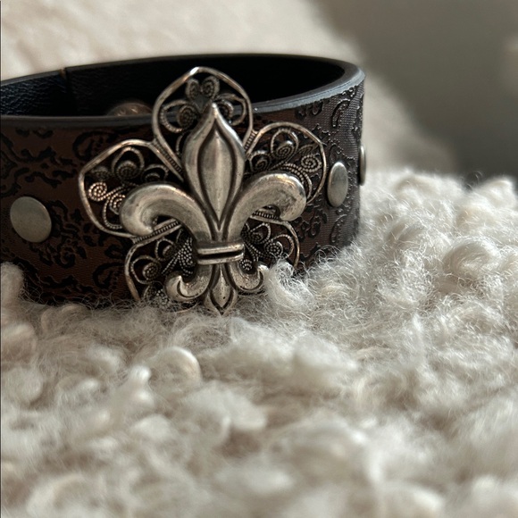 NEW LISTING! TANDY Brown Embossed Leather Bracelet with Silver Fleur-de-Lis - Picture 4 of 6
